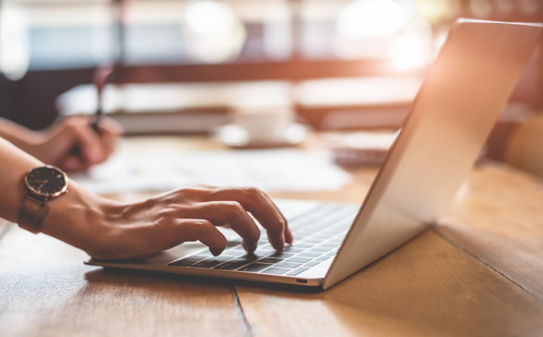 Fernlernumgebung mit professioneller Ausstattung für technisches SEO